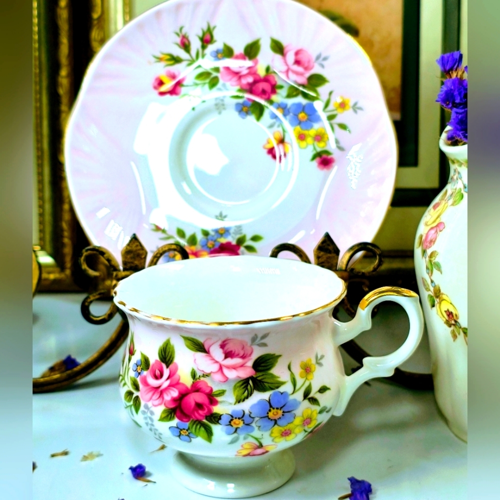 CROWN STAFFORDSHIRE ENGLAND, Very rare this tea cup. Excellent condition. Please